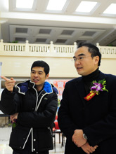 新华网副总裁白林观看获奖作品