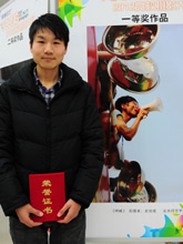 一等奖获得者在作品前留影