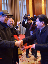 专家教授接受聘书