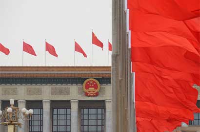 人民大会堂红旗飘扬喜迎两会