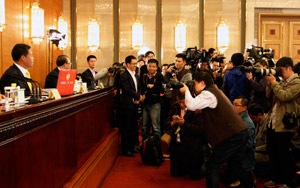 &ldquo;长枪短炮&rdquo;占据会场 两会媒体大战打响