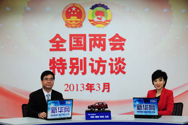 嘉宾与主持人合影