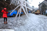 江西一日降10度 庐山路面结冰犹如“滑冰场”