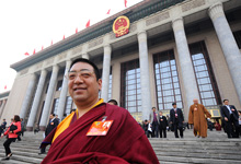 政协委员走出大会堂