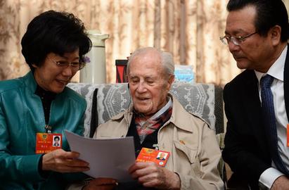 政协新闻出版界委员看望著名翻译家沙博理