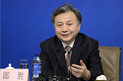 全国人大有关负责人郎胜回答记者提问