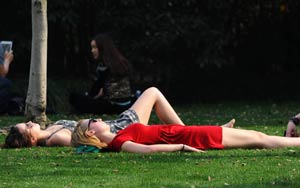 全城&ldquo;热&rdquo;恋 短衫出行&ldquo;春光&rdquo;乍泄