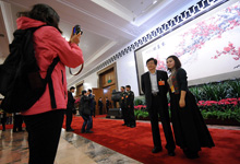 &ldquo;报春图&rdquo;前合个影