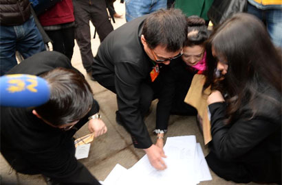 （花絮）成龙捡材料