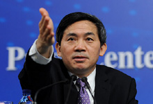 记者会主持人何绍仁