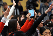 现场记者举IPAD提问