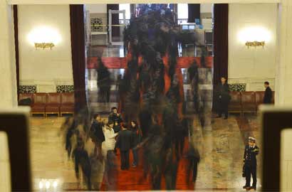 记者在人流中采访