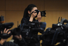 现场记者做准备工作