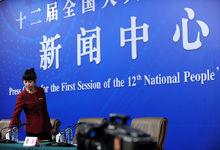 服务员为嘉宾准备茶水