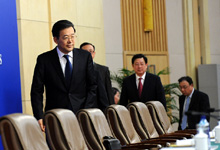 医药卫生体制改革领导小组负责人步入会场