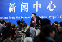 记者会结束后记者追问胡晓义