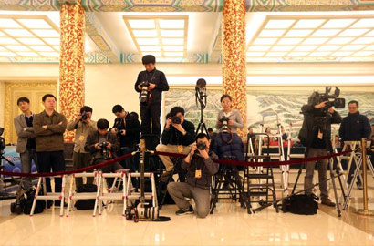 国务院总理李克强等即将与中外记者见面