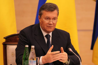 亚努科维奇在俄罗斯举行记者会(组图)