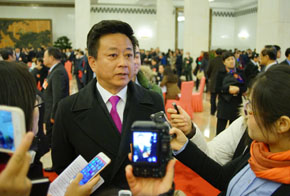 全国政协委员朱军接受记者采访