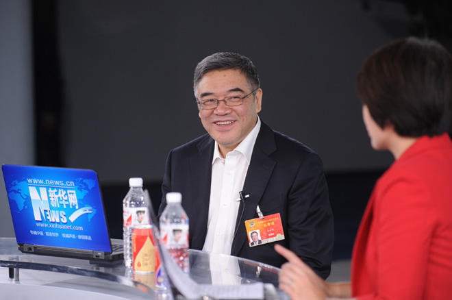 嘉宾与主持人交谈