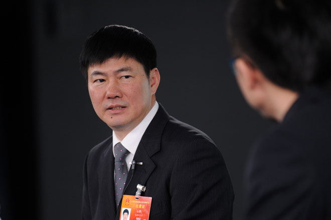 杨益民与主持人交谈