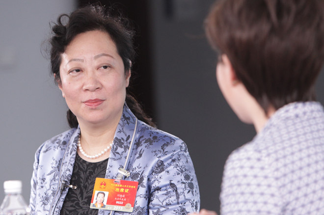 嘉宾与主持人交谈