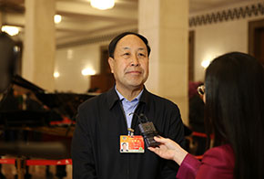全国政协委员刘吉臻接受记者采访