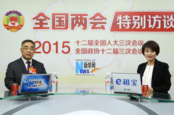 嘉宾与主持人合影