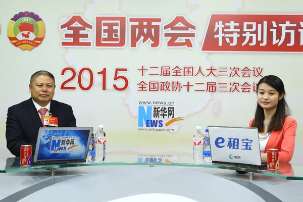 嘉宾与主持人合影