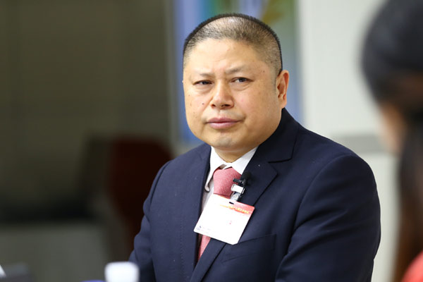 陈世强与主持人交谈