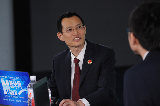 张本才与主持人交谈