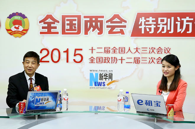 嘉宾与主持人合影