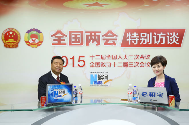 嘉宾与主持人合影