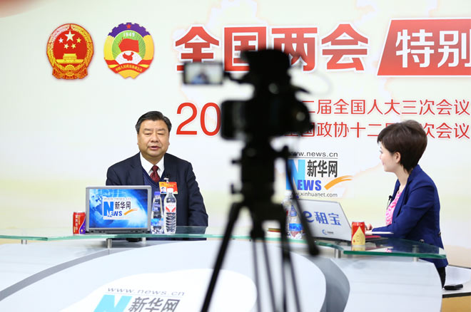 柏广新与主持人交谈