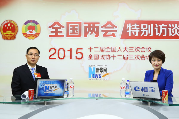 嘉宾与主持人合影