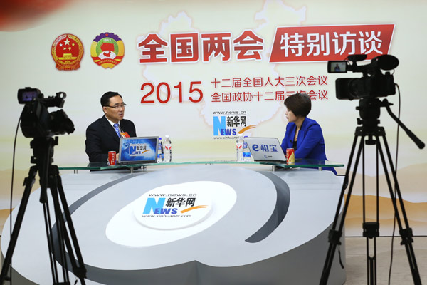 左晔与主持人交谈