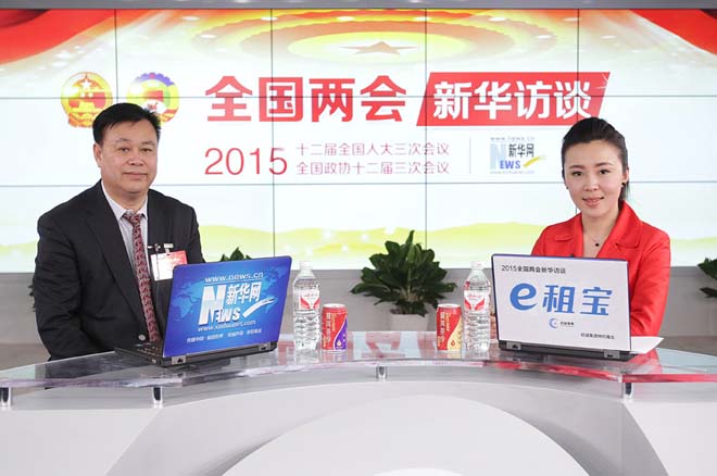 嘉宾与主持人合影