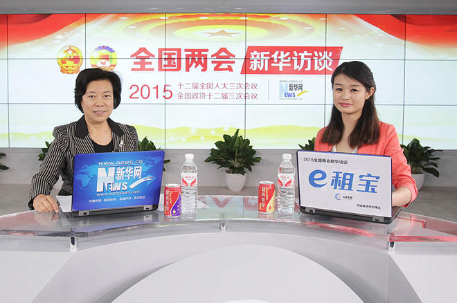 嘉宾与主持人合影