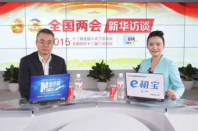 嘉宾与主持人合影