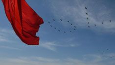 阅兵现场：空中护旗方队率先飞过天安门上空