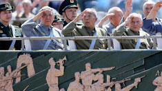 阅兵现场：抗战老同志方队行进在受阅方队最前列接受致敬