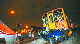 美女驾车被火车拦腰撞击身亡