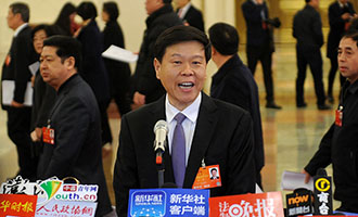 国家税务总局局长王军接受记者采访
