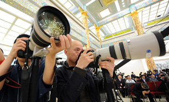 记者用多镜头拍摄记者会