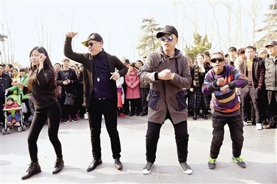 鄭州人民公園&ldquo;尬舞&rdquo;爆紅 網友：看完好尷尬