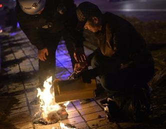 呼和浩特城管街头劝阻民众焚烧冥币纸钱