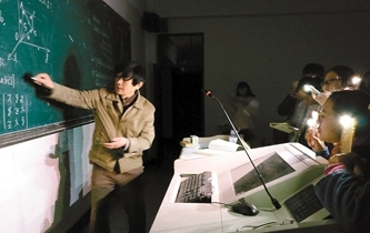 手機電筒照亮黑板 成都大學&ldquo;停電課堂&rdquo;刷屏