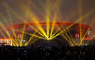聖彼得堡體育場上演燈光秀