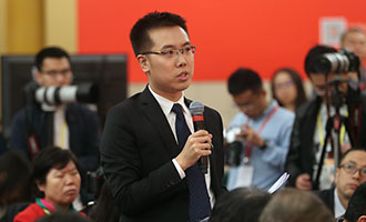 中央电视台、中国国际电视台记者提问