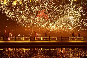 山東臺兒莊：&ldquo;火龍鋼花&rdquo;迎新年